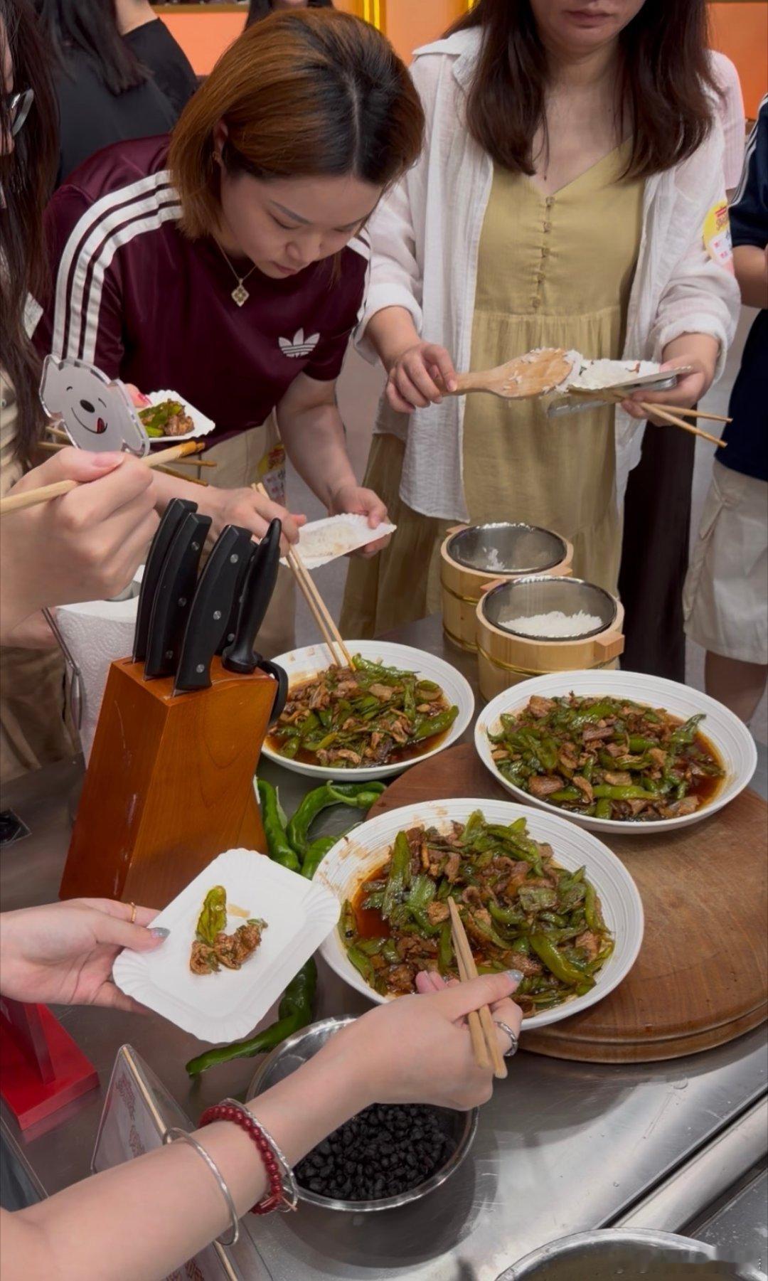 中国最好吃的一条街 长沙真的是美食综艺的取景宝地，这两档节目放在一起录制，隔着屏