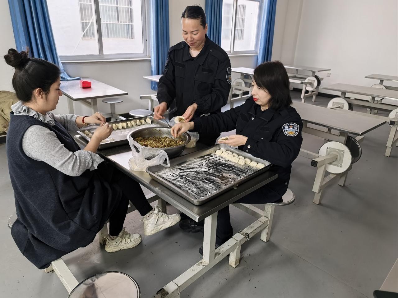 大年初一，拜年的日子到啦！天还没亮，鞭炮声就噼里啪啦响个不停，像是在欢快地迎接新