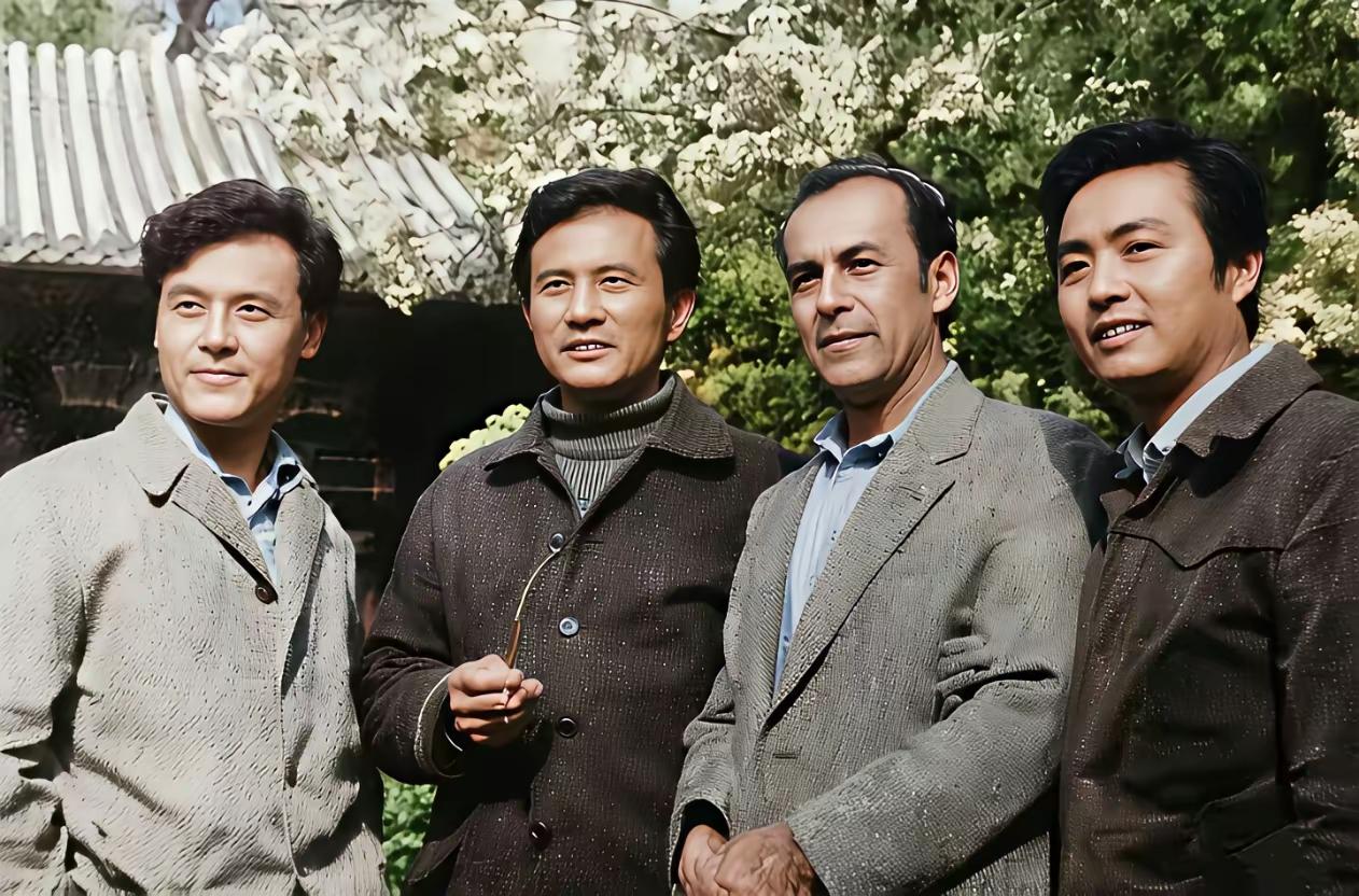 左一：达式常、左二：杨在葆、右一：毛小明。他们都是早年的老艺术家。知道他们的人都