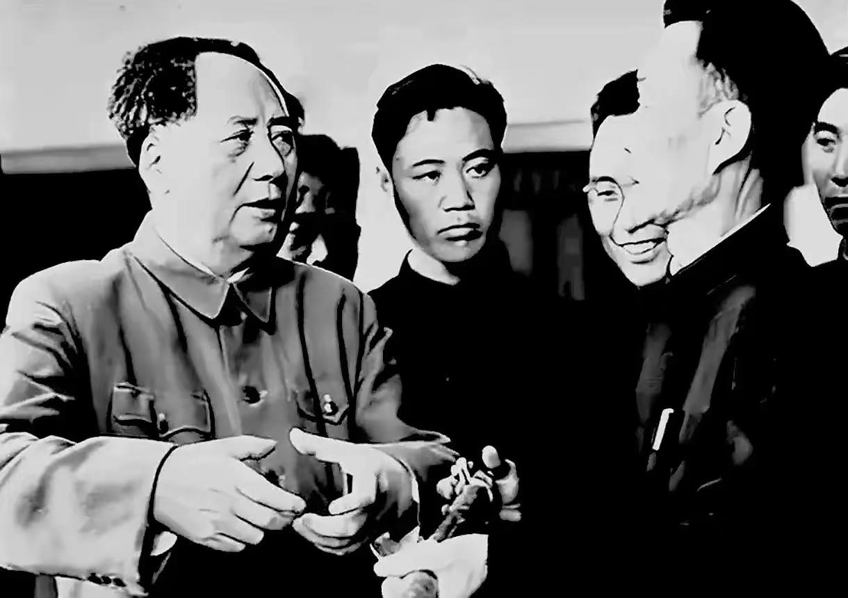 最动人的画面：主席与代表亲切交谈，和蔼之中见初心
 
很多人印象里，伟人总是高高