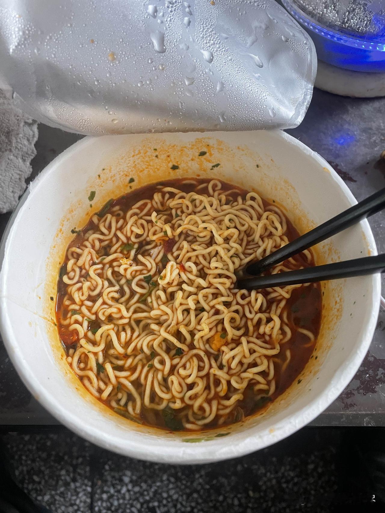 不知道大家有没有遇到过这种情况，看到别人吃泡面，闻起来是一股很浓郁的泡面香味，可