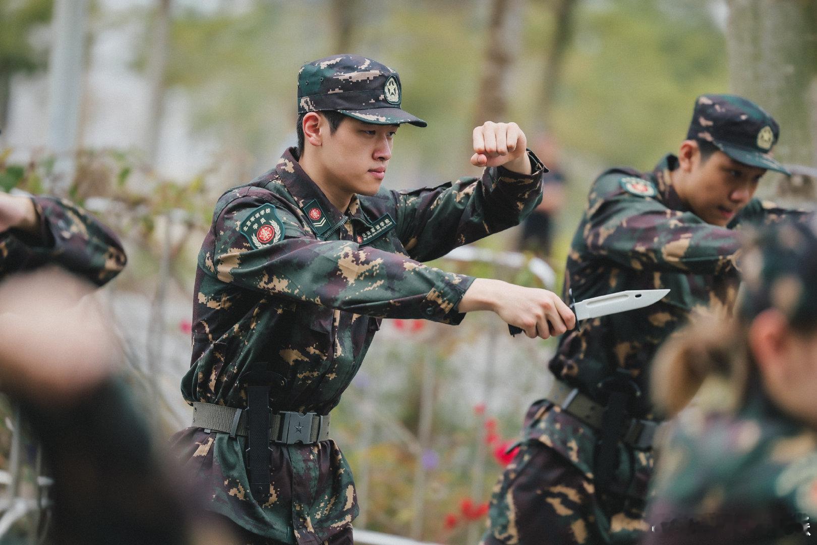 更新社媒晒出军训照在军训中严守纪律，训练刻苦，表现突出，被评为军训标兵