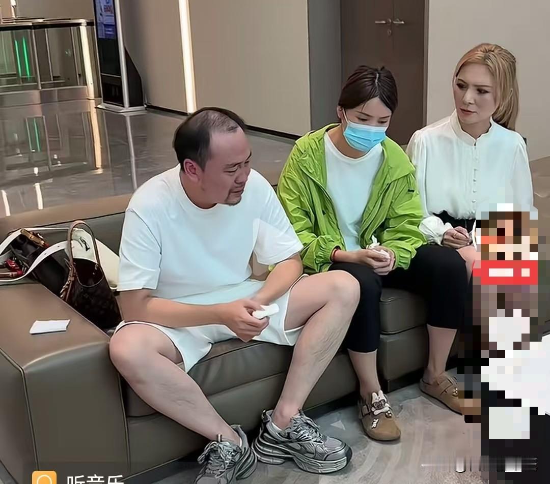 路嫂的妹夫小强出来了
        看着走出来的那一幕，确实让人心软，人生太不