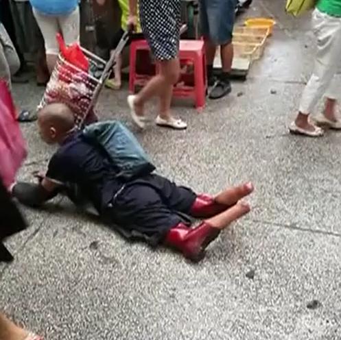 2016年，广州男子买菜时，偶遇双脚被截断的乞丐，仔细辨认下发现，这竟是失踪12