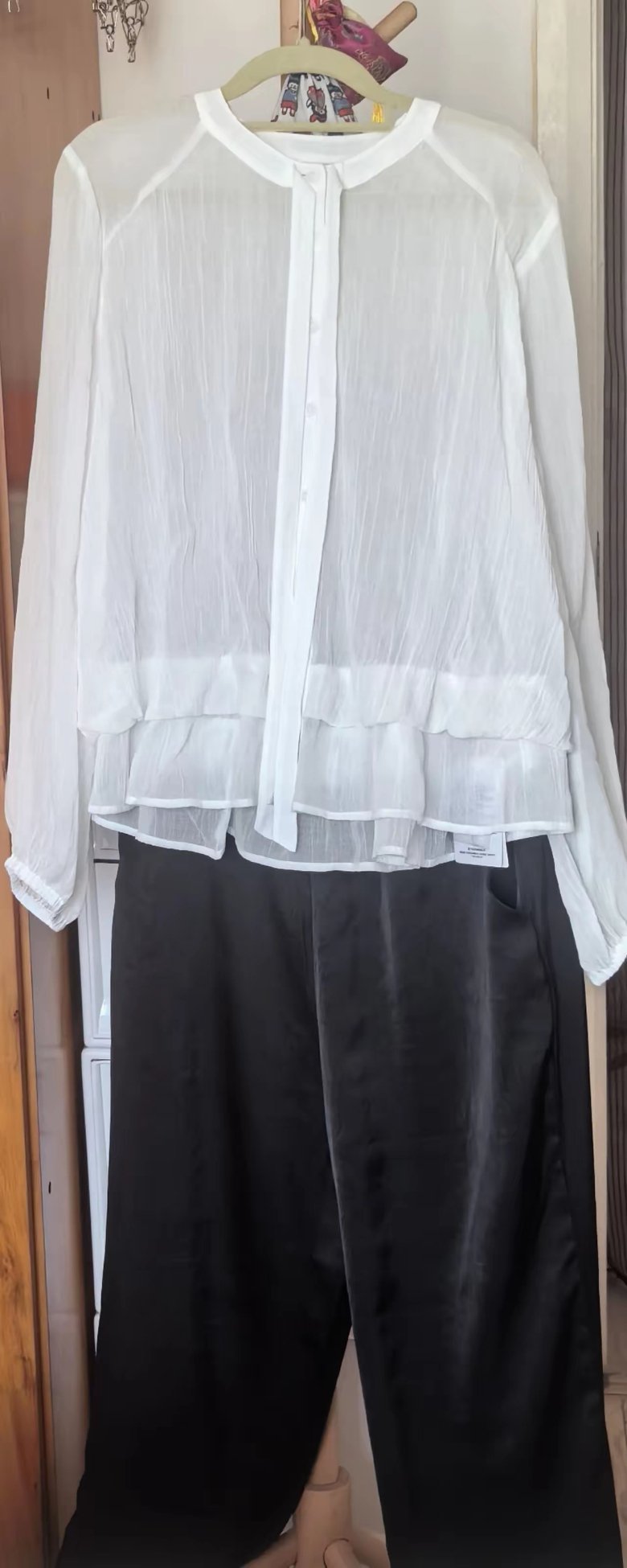 昨天脑袋一热，在实体店买了这件衣服，开价496，还价最后402拿下，回家七配八配