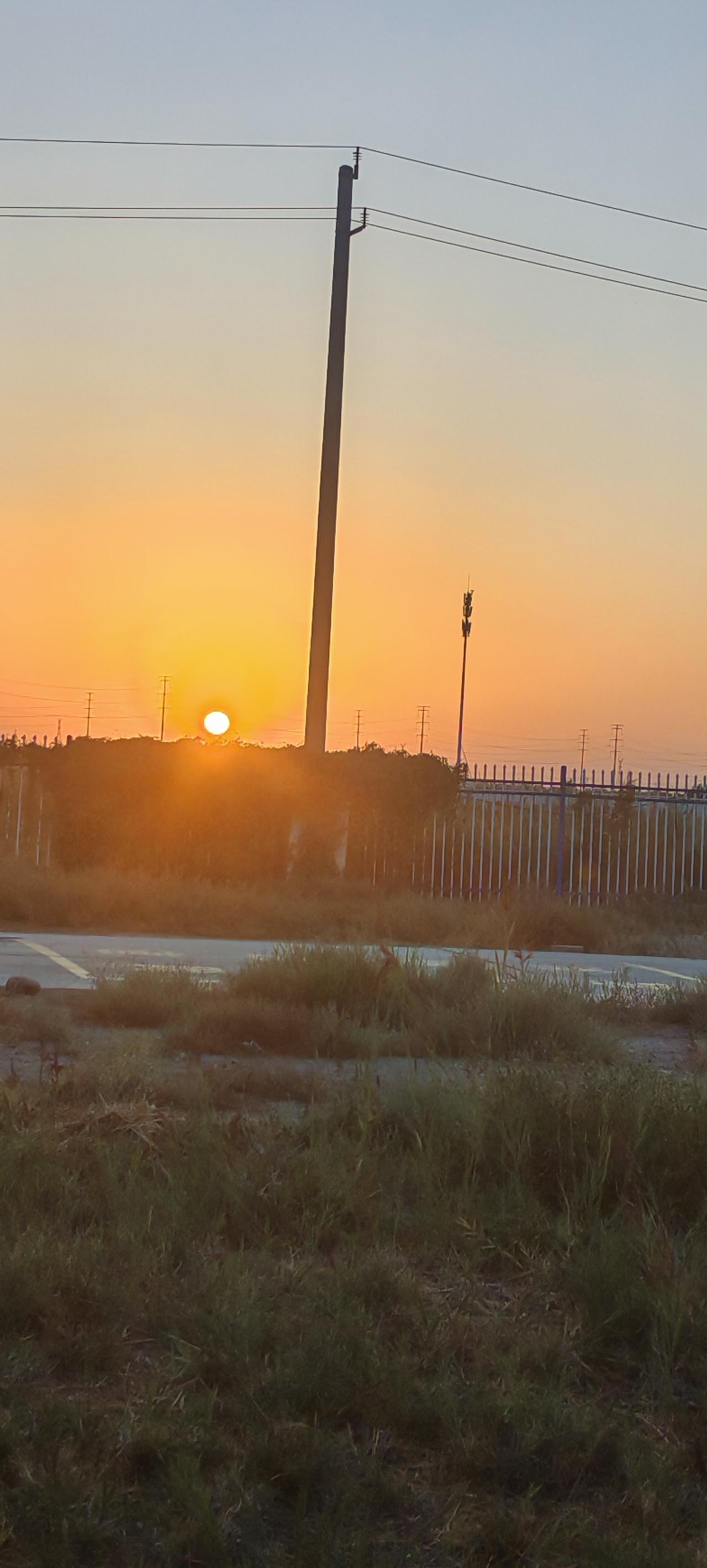 晒图笔记大赛看我拍的太阳的晚霞，又称夕阳西下，太美了，我是最喜欢拍这样的风景