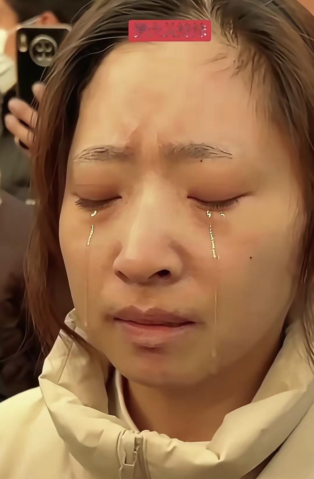 看罗大美妹妹这段采访，我盯着屏幕鼻子都酸透了——这哪是小姑娘啊，是咬着牙把“家”