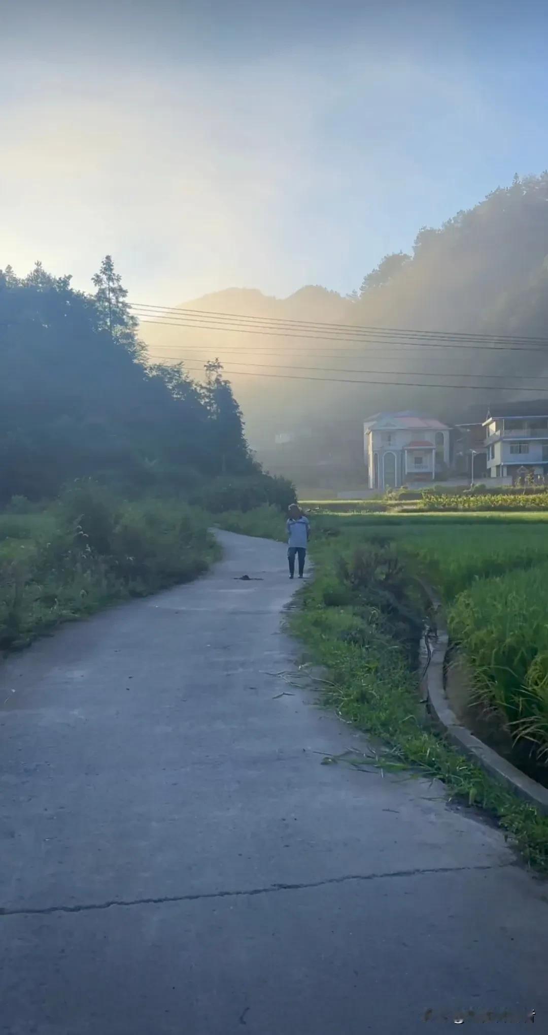 #上联：
红日照大地，下联您请#
上联：红日照大地，
下联:   春风绿神舟。