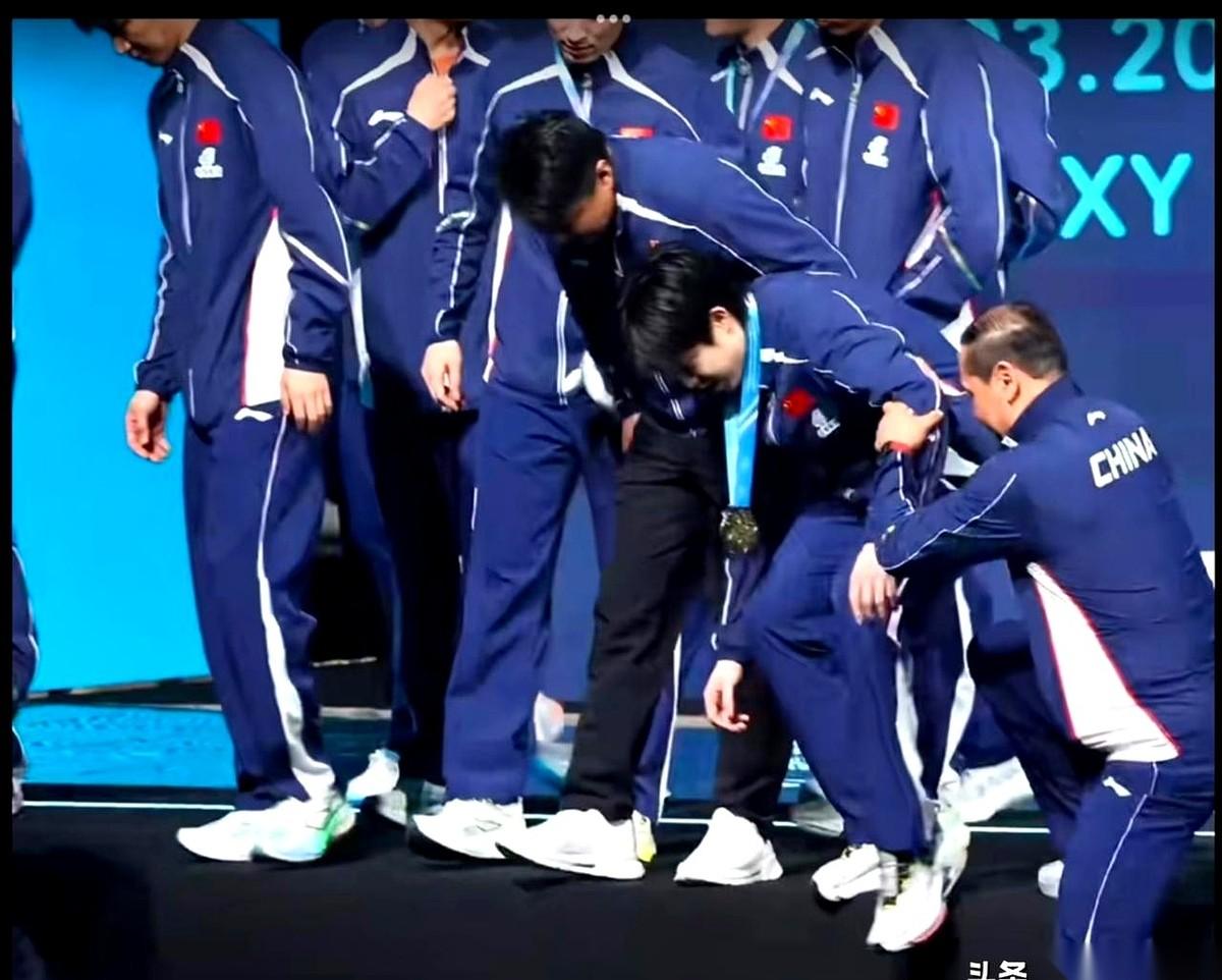 王楚钦这腿，这次恐怕是真的累到极限了。
现场流出的画面里，他下台阶的动作僵硬得像