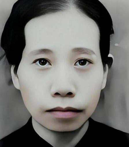 1943年，常德会战外围阵地的白刃战里，一名中国兵的钢盔被日军刺刀劈飞，长头发一