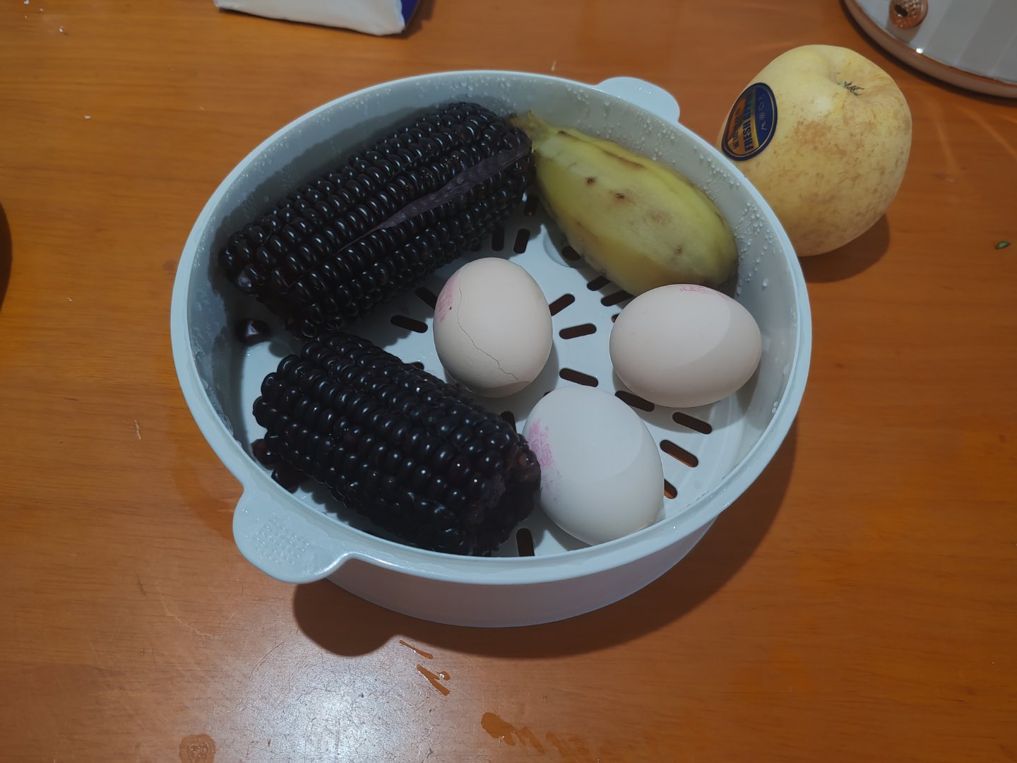 简单易做的减肥早餐 减肥食谱  黑玉米一个根，地瓜一个，鸡蛋三个，苹果一个，牛奶