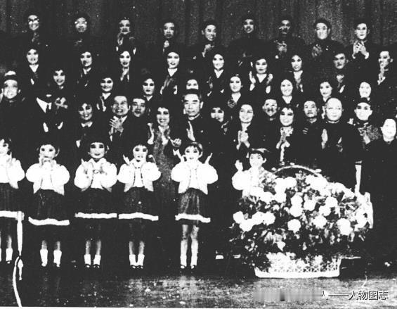 1972年12月12日,周恩来陪同外宾在津观看文艺节目后与演员合影