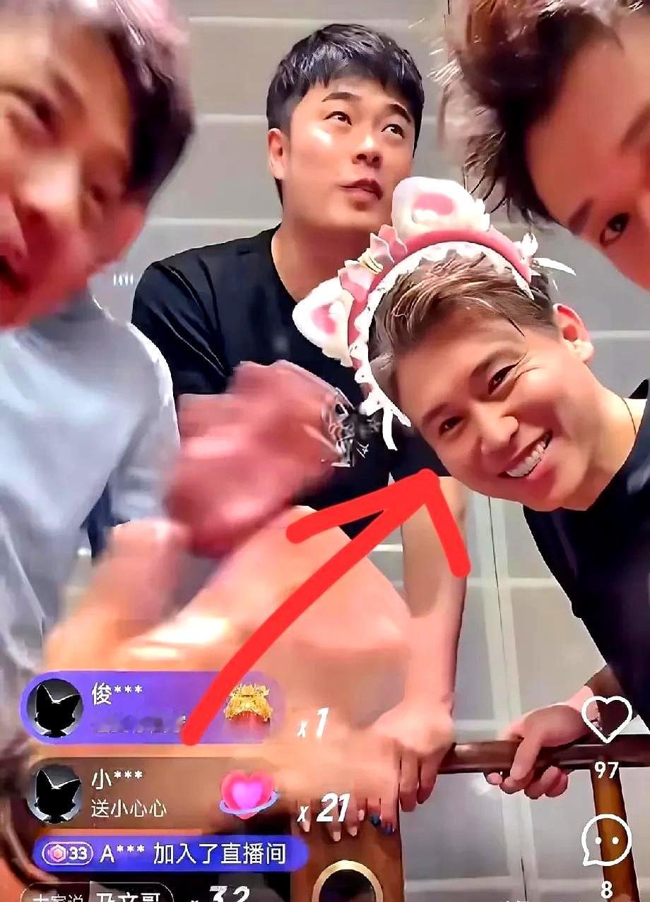 昨晚陈赫直播间的观众都炸锅了！

李乃文全程笑得合不拢嘴，完全看不出异样。

可