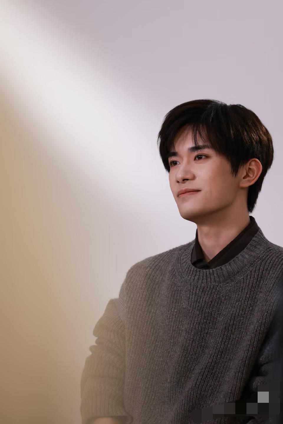 现在才明白，
易烊千玺这个名字是咋回事？
易烊千玺并不是复姓易烊，而是他姓易，烊