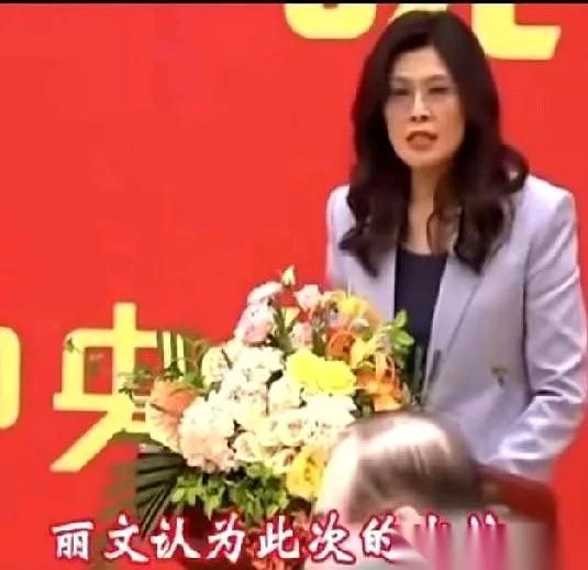 郑丽文说话有个特点，不知道你发现没。
她基本不说“我”，开口闭口都是“丽文觉得”