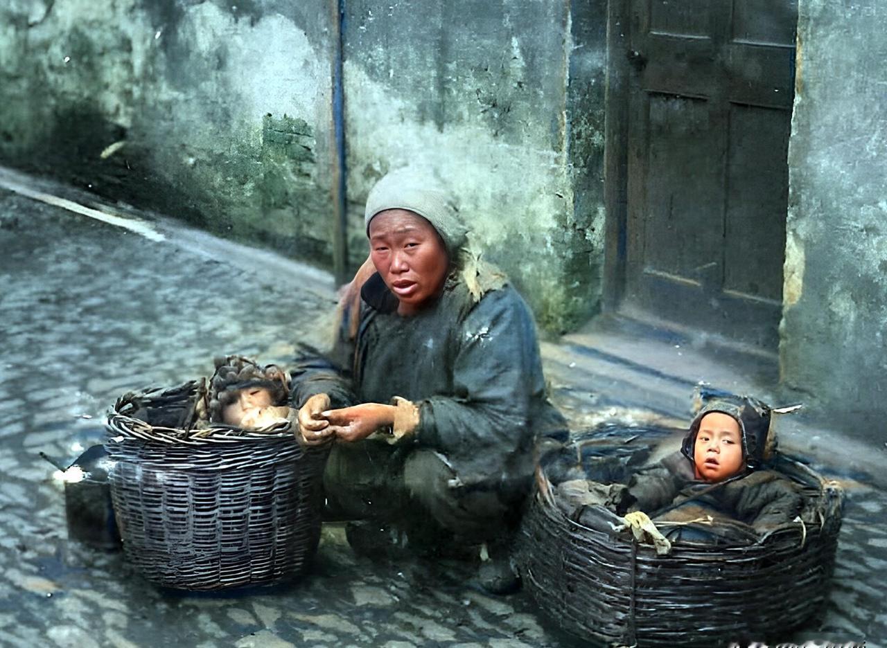 1915年，一位母亲将两个孩子放在筐子里挑到上海富人区的道路边。

法租界的梧桐