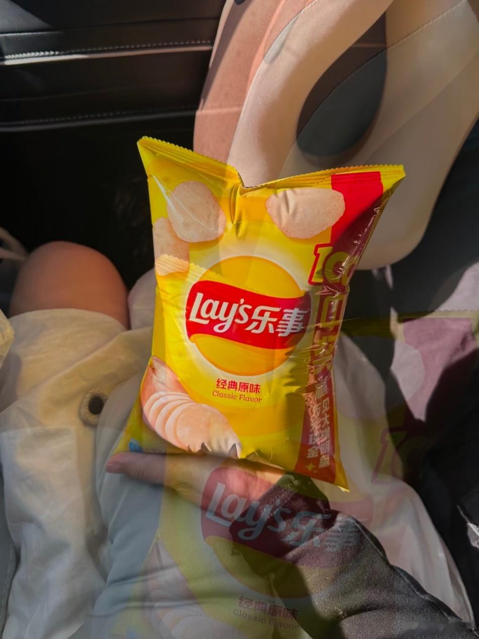 谁是零食届顶流 刚刷到乐事新出的群星混剪视频直接惊了，居然是群星视频通话的视角，