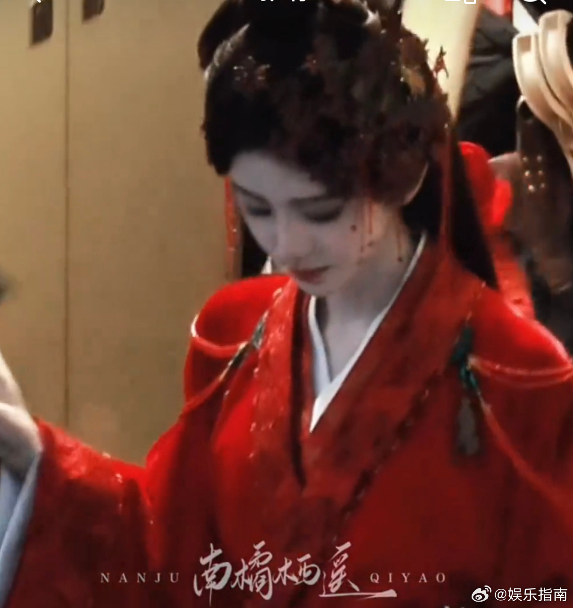 鞠婧祎《万花世界》苏绿夏红衣路透，揉碎的玫瑰 煮烫的胭脂！ 