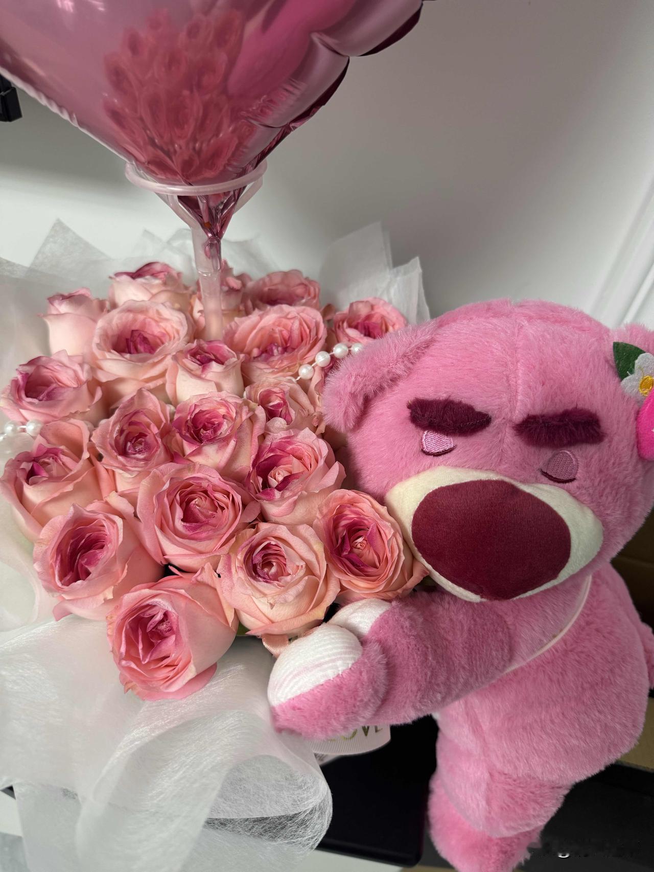 被这束“粉色炸弹”炸懵了
原来普通日子也能裹满甜腻的温柔

刚看到这束花的时候直