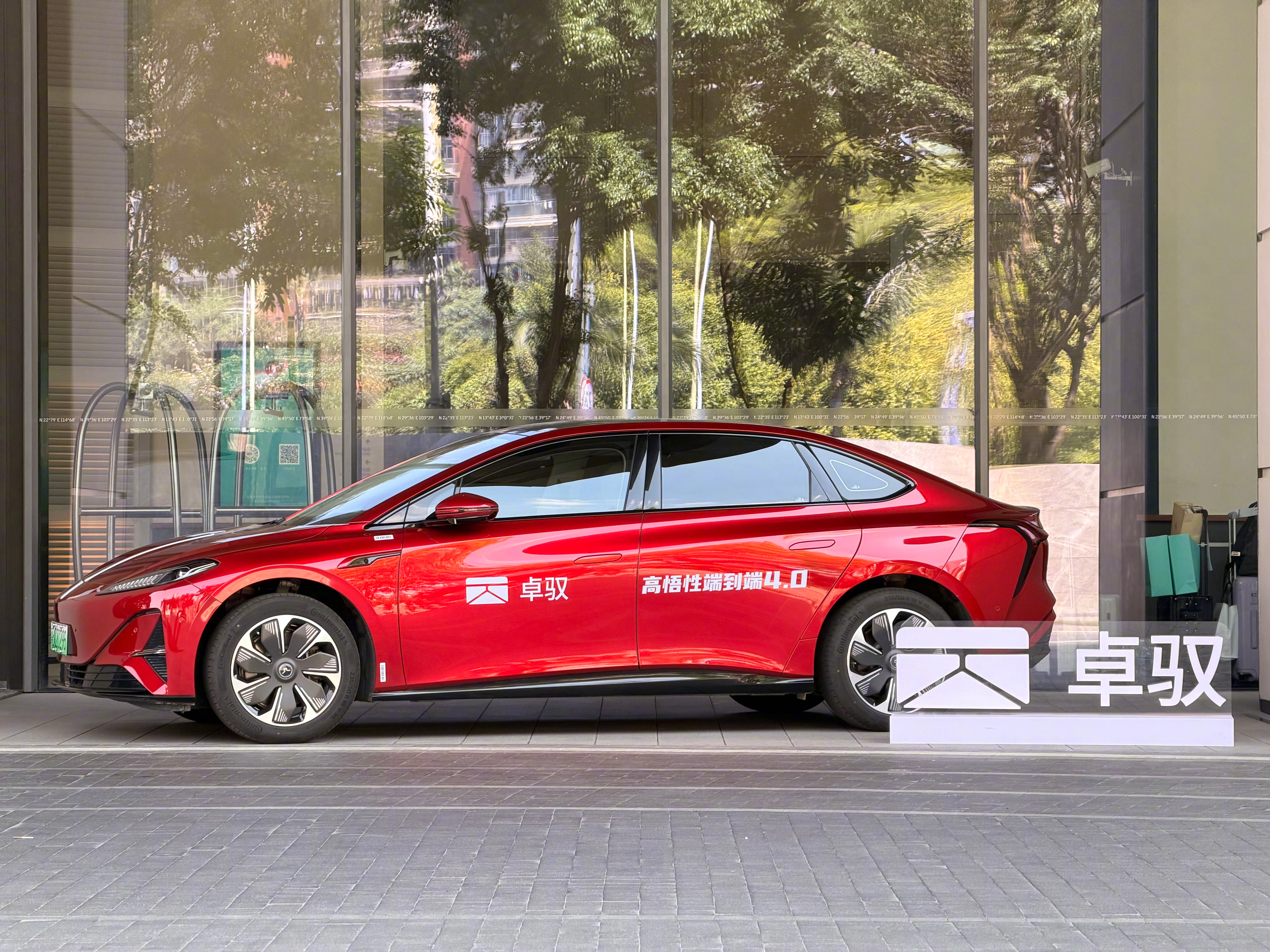 今天下午去试了卓驭的高悟性端到端4.0，最大的感受就是，这套智驾在城区复杂道路里