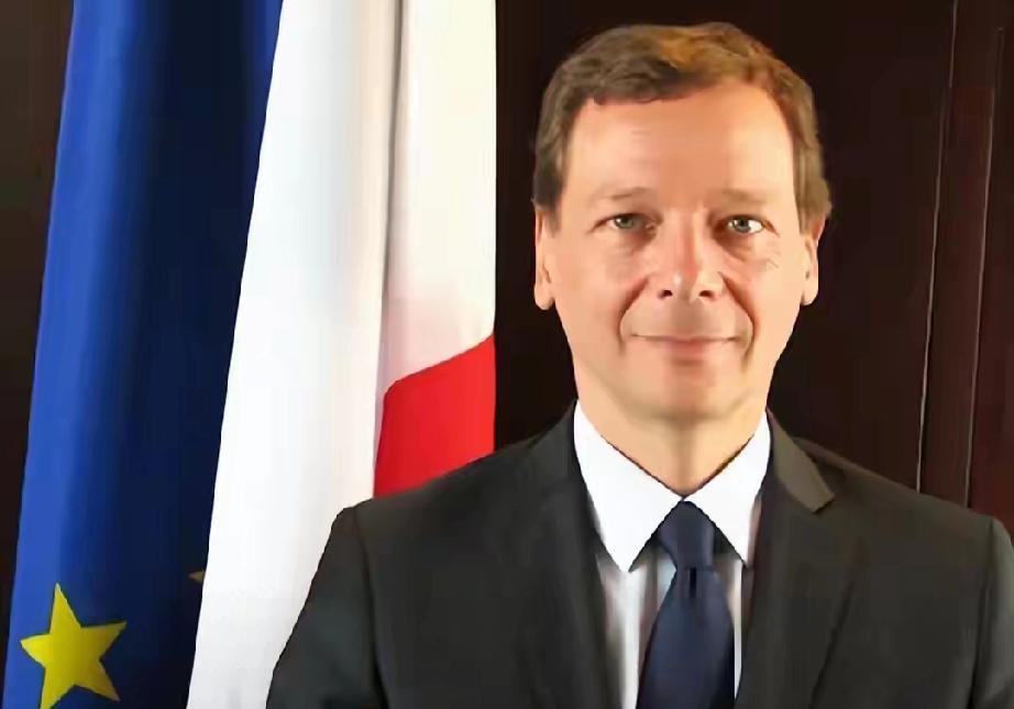 法国站队了？！马克龙突然宣布访华！

就在王毅外长与法国总统顾问通话当天，双方直