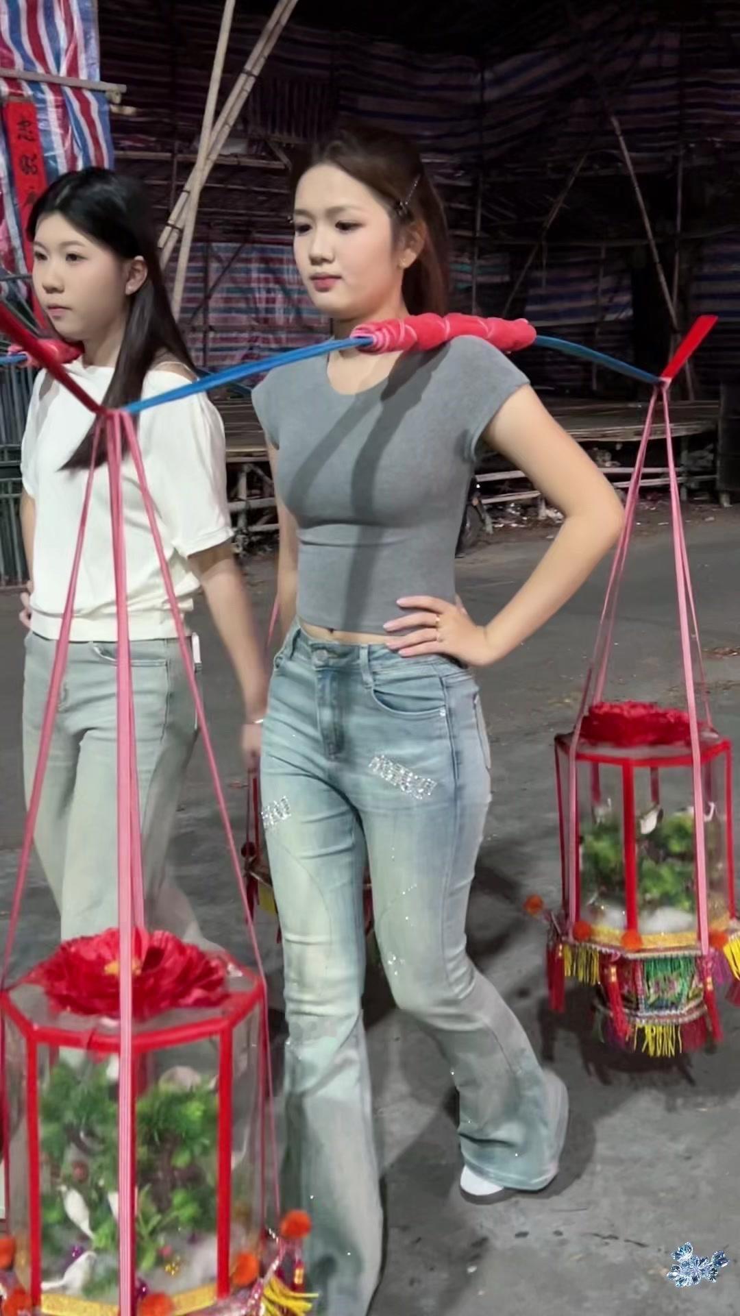 北林挑花篮女孩，你选哪边？潮汕民俗活动里的挑花篮女孩真的太有氛围感啦，灵动的身姿