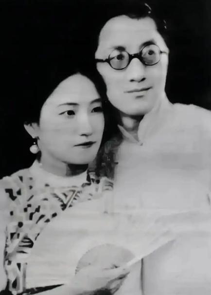 1926 年 10 月 3 日，徐志摩与陆小曼在北京举行婚礼，邀梁启超证婚。梁启