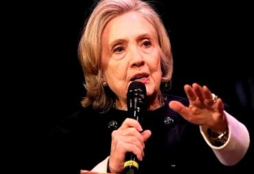 希拉里把话挑明了，直接对内塔尼亚胡开火。她说，“我百分百支持以色列。”紧接着，空