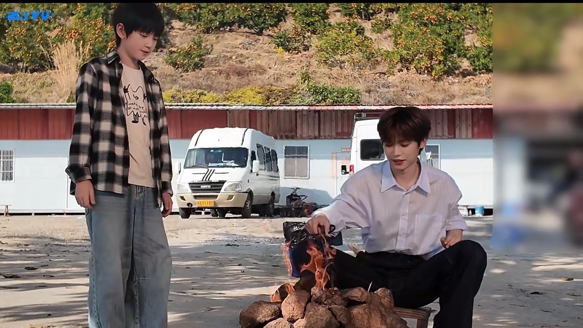 梓渝故乡月MV拍摄VLOG来啦自己亲自烤的红薯就是香哈梓渝围炉烤红薯梓渝