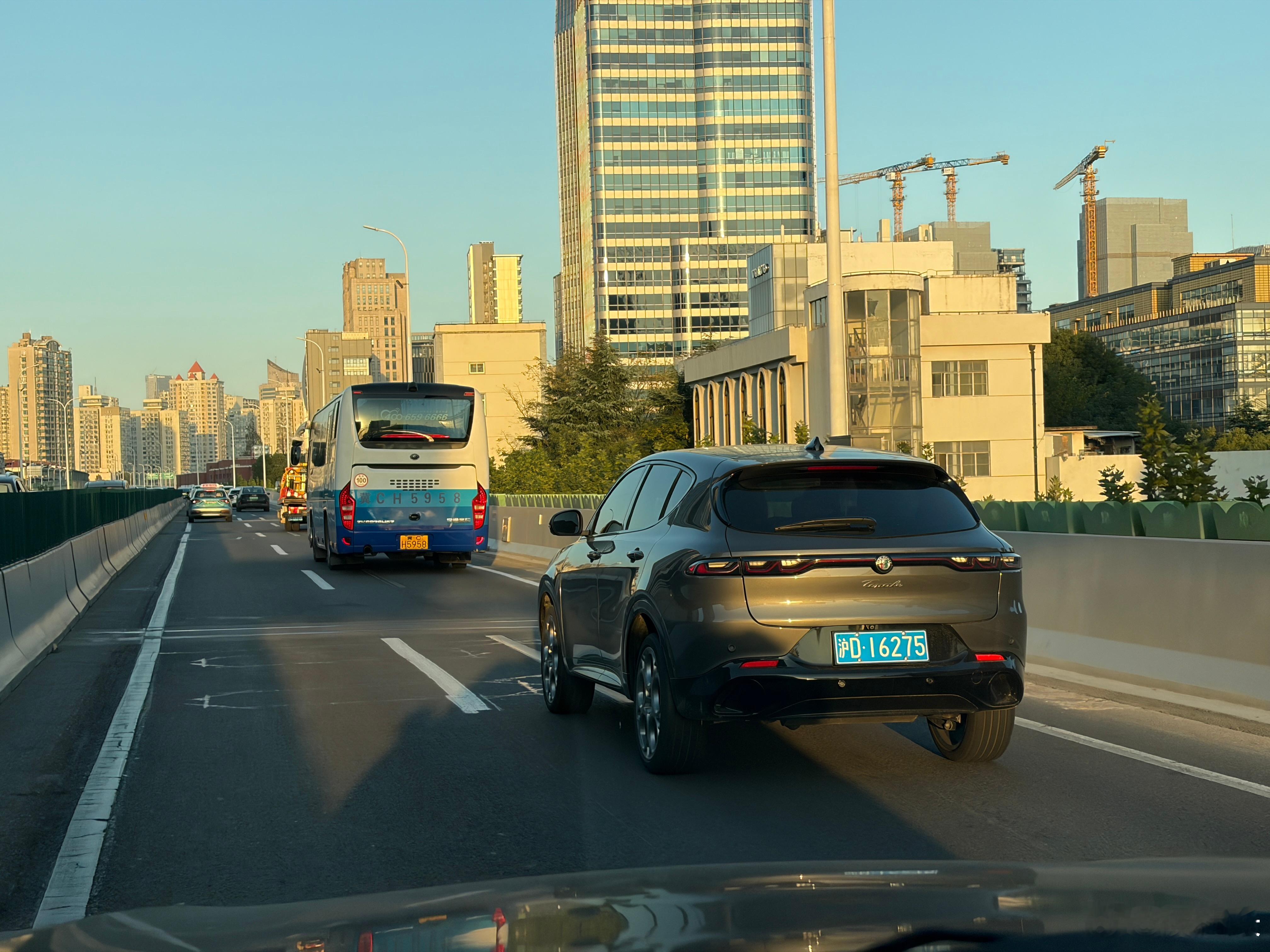 以我的理解，霓虹国的政治和民众脱钩还是比较大的，有种“你玩你的，我玩我的”的感觉