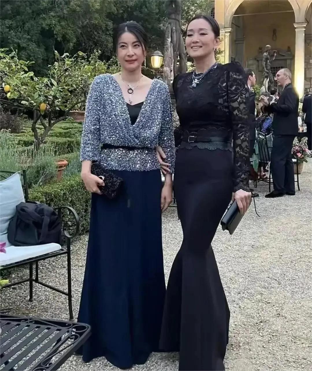 郭晶晶巩俐罕见合影毫不逊色！气场不输。巩俐一身黑色鱼尾裙霸气十足，晶晶一身贵气穿