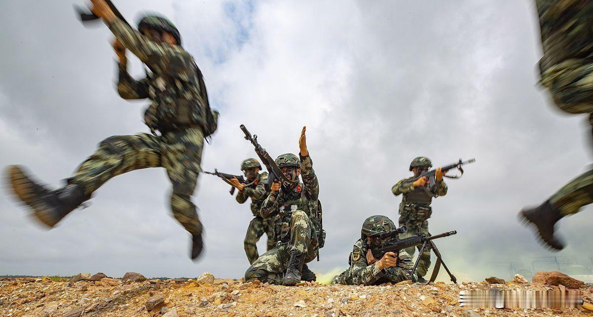 精准打击！我军"斩首"行动演练画面震撼曝光
 
近日，央视《军武零距离》栏目披露