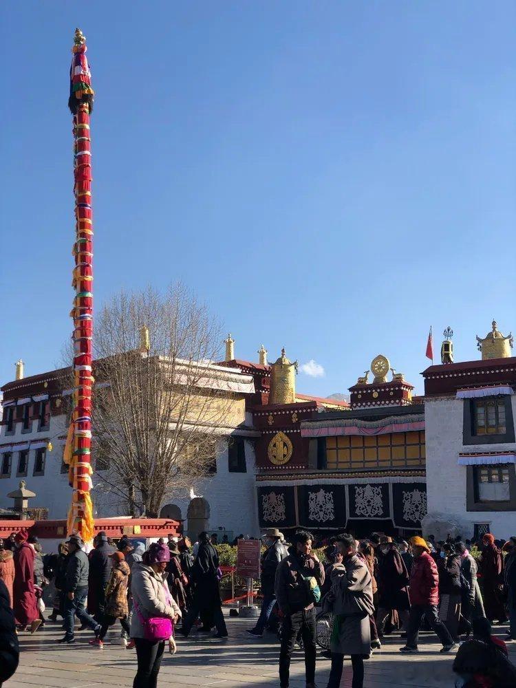 1639年，五世达赖喇嘛的大总管索朗饶丹的同盟者蒙古和硕特部固始汗以崇信笨教、迫