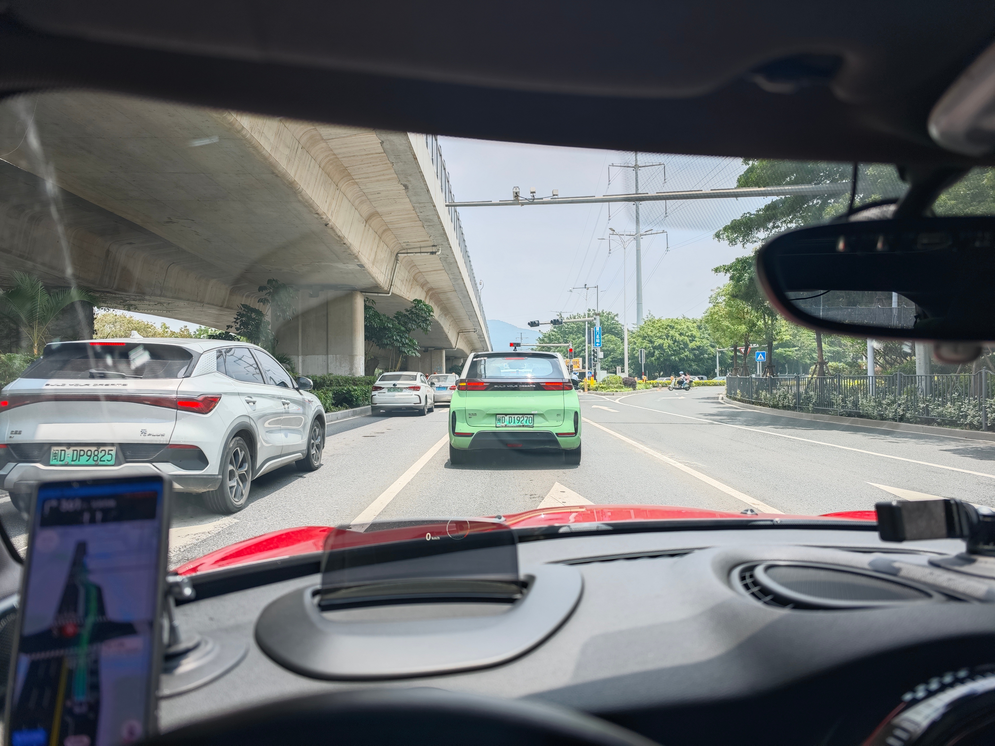 说到地平线，其实我到现在印象最难绷的，还是之前有车评人，似乎还是一男一女好像，用