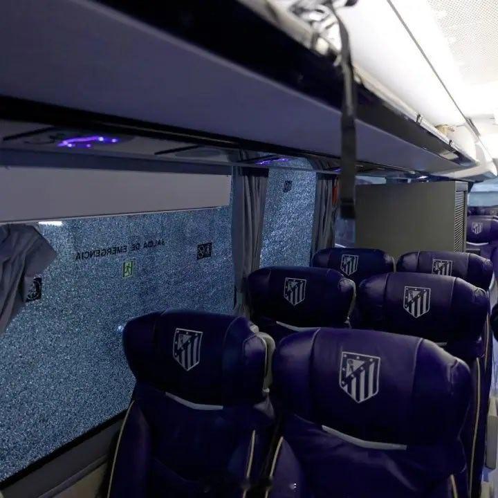 昨天马竞大巴在前往诺坎普时被球迷拿着石块袭击，导致两块车窗被砸碎。而这种事情并不