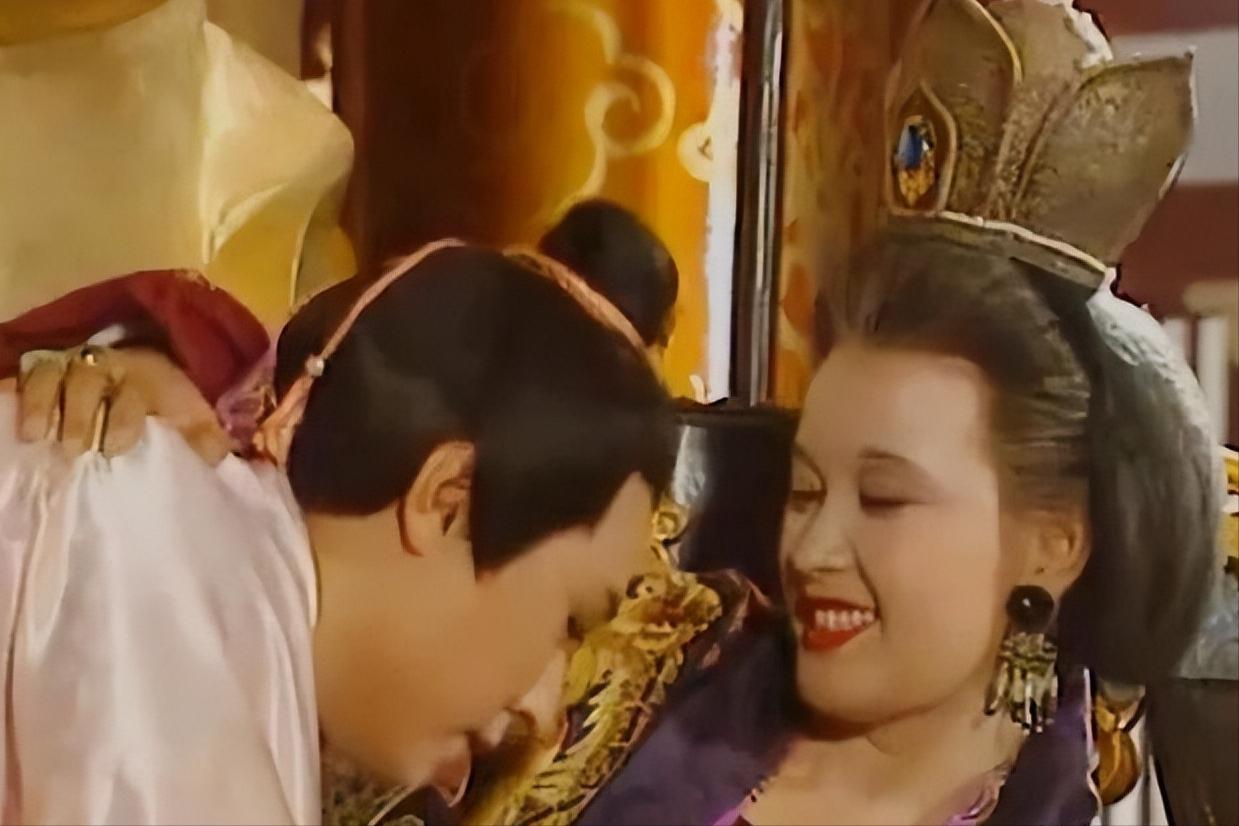 [微风]77岁的武则天被男宠张昌宗折腾到筋疲力尽，没曾想，当她沉沉睡去之后，张昌