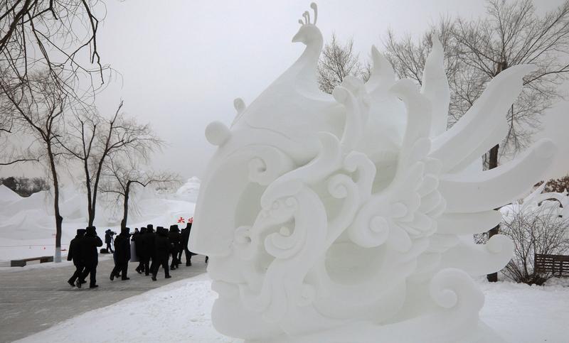 长白山的巨型雪雕“云顶天宫”收工啦，这简直是“稻米”的狂欢！百余名冰雪匠人耗时多