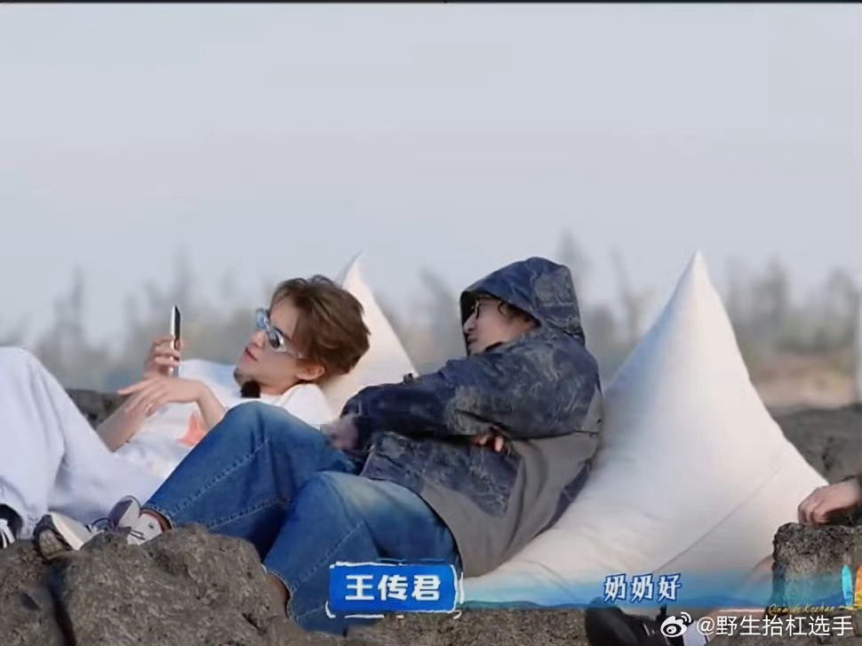 王鹤棣打电话秒变乖孙谁能抵得住反差感棣棣啊!舞台上气场全开的酷盖，给奶奶打电瞬间