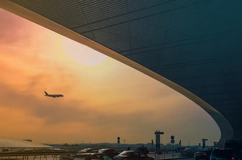 春节临近，北上广机场成了温情现场。越来越多在这打拼的年轻人，不返乡而是把父母接到