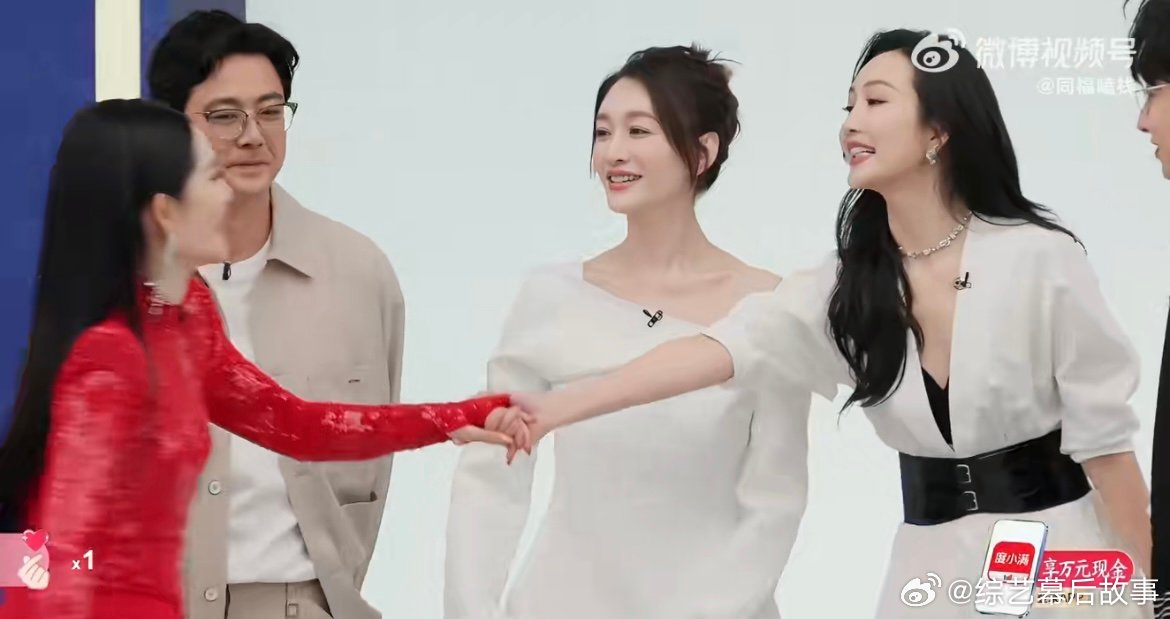 李小冉谢娜闺蜜同台当年李小冉默默照顾谢娜，如今谢娜在舞台守护闺蜜，双向奔赴太暖心