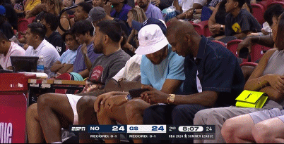 今天夏季联赛，鹈鹕对阵勇士全美直播，勇士当家球星库里和新援保罗齐聚板凳席，为勇士