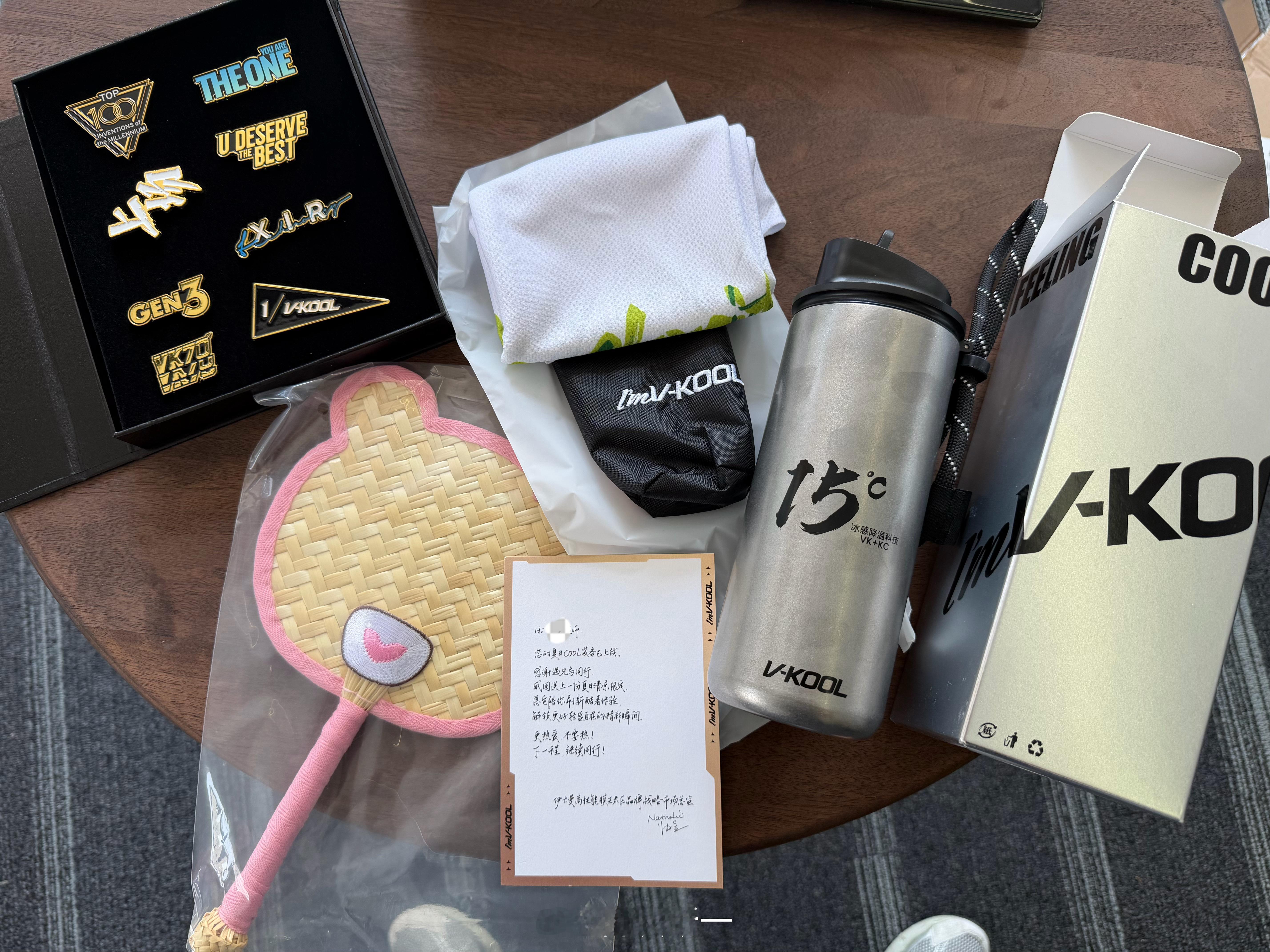 威固给我寄的夏日礼包，有降温杯，手工编织扇，还有一堆徽章，一个丝巾，送大家吧，想