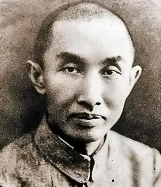 1952年，“一代船王”卢作孚在家里吞服了大量安眠药后，决绝地离开了这个世界。