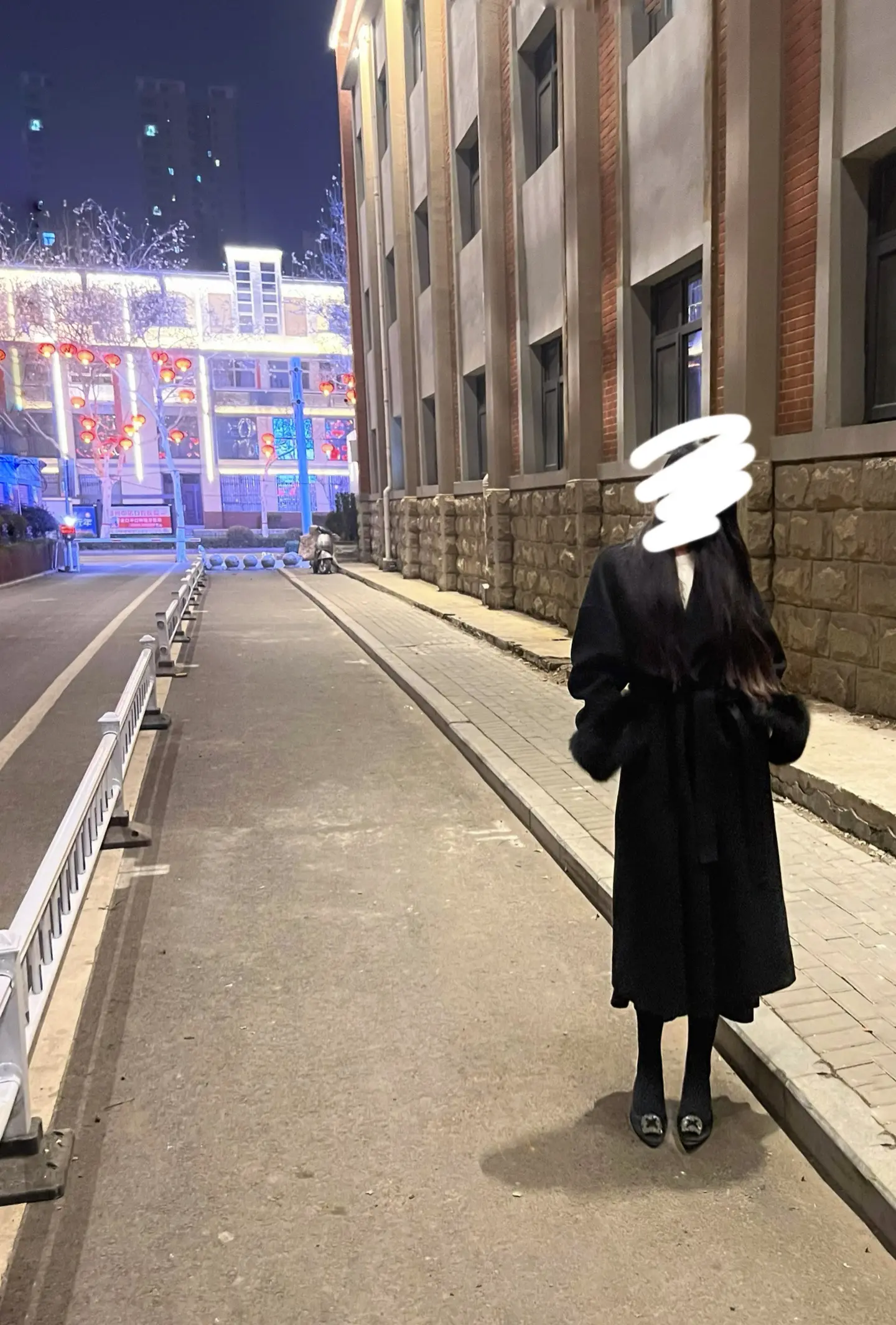 “你看路边灯多好看，报备一下应酬完喽”