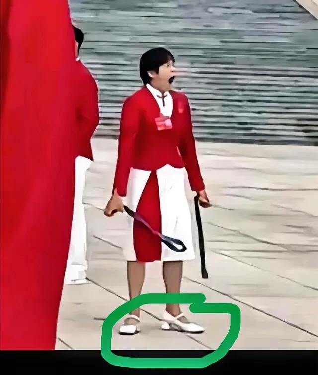 太搞笑了！看一次笑一次！你看，小婵宝在那干嘛呢？一手“拎”一块金牌，叉着腿，张着