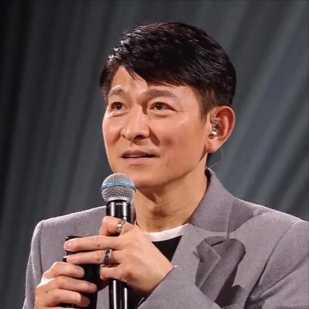 演员，张卫健说，刘德华说过一句话，我记到脑子里去了，他说，学到的就要教人，赚到的
