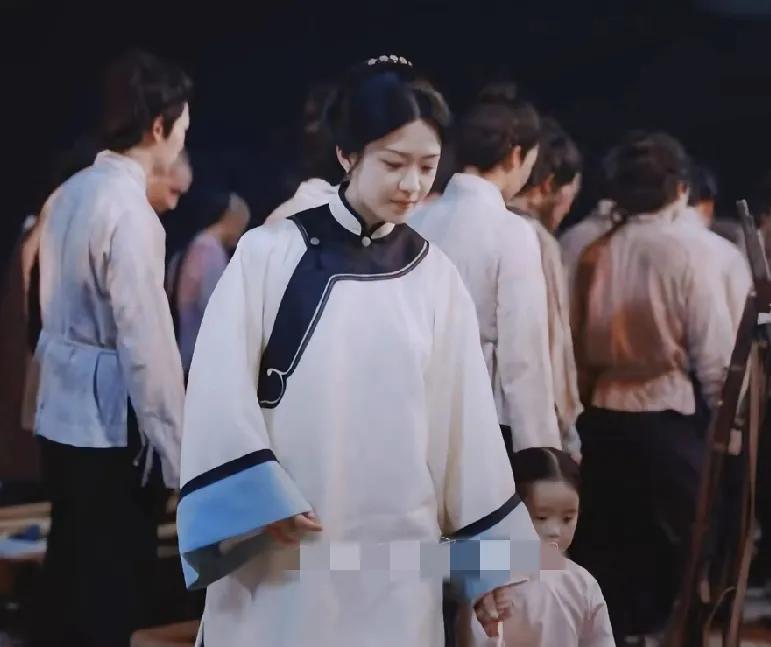 女人之间也会惺惺相惜，你看白依梅和苏紫轩，白依梅要去南美了，苏紫轩叮嘱她：“或者