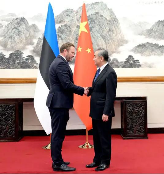 立陶宛总统瑙塞达后悔都来不及啦。爱沙尼亚外长查赫克纳访问中国，现在最难过的估计是