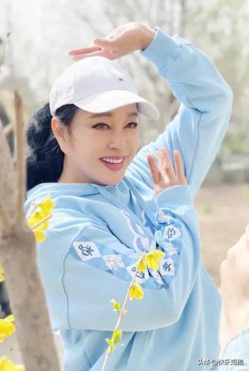 刘晓庆，无疑是一位令人由衷钦佩的杰出人物，她全然应当成为广大女性所敬仰与效仿的楷