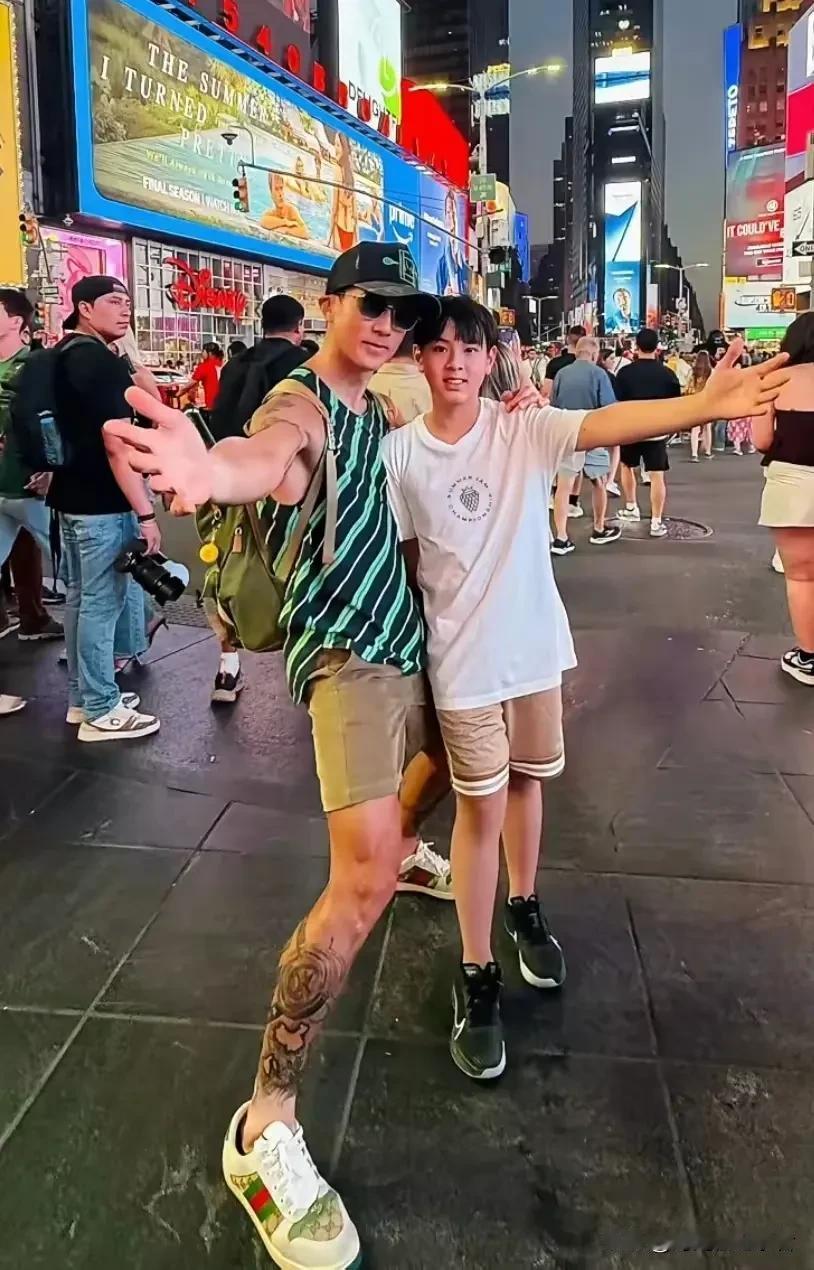 吴尊这一家四口都不用去做亲子鉴定了，这长得也太像了，尤其是小儿子，妥妥的就和吴尊